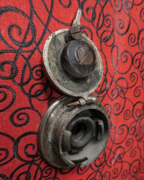 Розетка внутри. / Фото: grunge.com