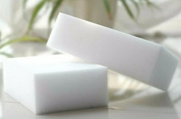 Меламінову губку не можна використовувати у сухому вигляді, інакше вона залишить подряпини на поверхнях. Фото: mercadolivre.com.br. Меламиновую губку нельзя использовать в сухом виде, иначе она оставит царапины на поверхностях. Фото: mercadolivre.com.br.