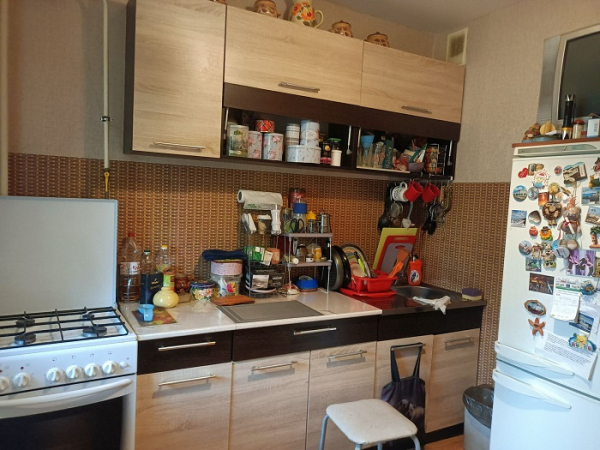 Переполненная столешница создает ощущение беспорядка. / Фото: domclick.ru