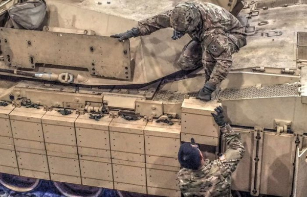 Американские солдаты оснащают М1 Абрамс ДЗ. /Фото: YouTube.com. 