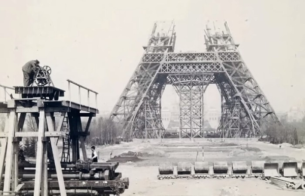 Чому Ейфелеву вежу хотіли здати на металобрухт усі жителі Парижа