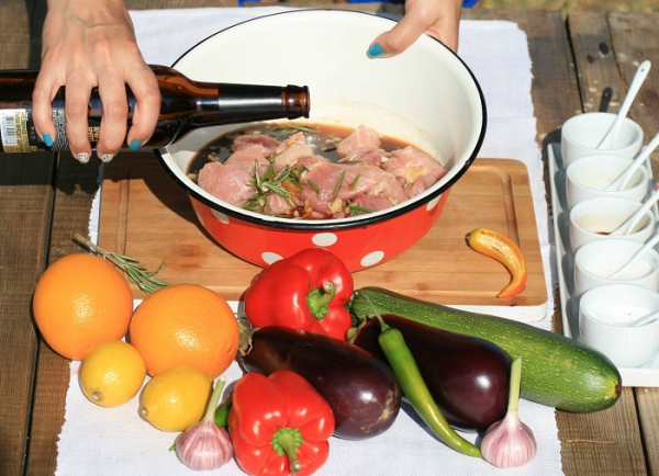 Мясо в маринаде из темного пива. / Фото: sputnik.by