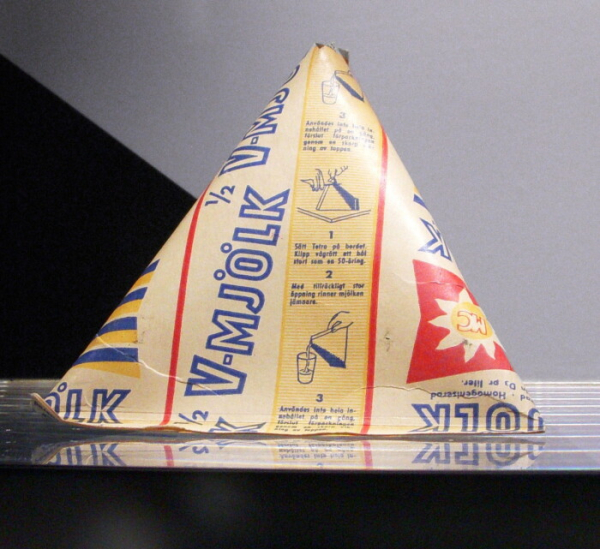 Упаковка від Тетра Пак Фото:en.wikipedia.org Упаковка от Тетра Пак Фото:en.wikipedia.org