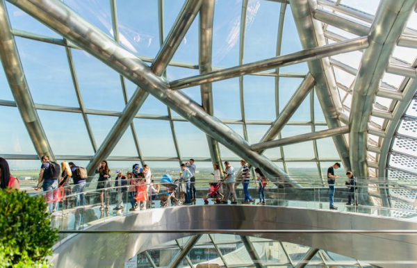 Музей Нур-Алем зі скляними переходами усередині. Фото: images.adsttc.com. Музей Нур-Алем со стеклянными переходами внутри. Фото: images.adsttc.com.