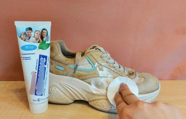 Зубная паста спасет ваши кроссовки.