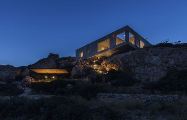 Дом, балансирующий на краю скалы, остров Карпатос.  Фото: images.adsttc.com.