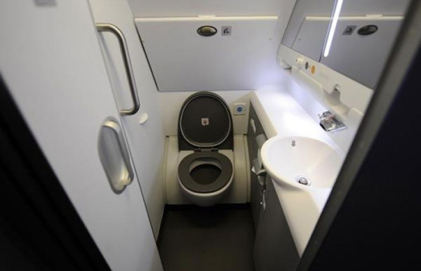 Туалет в самолёте./ Фото: krivoe-zerkalo.ru