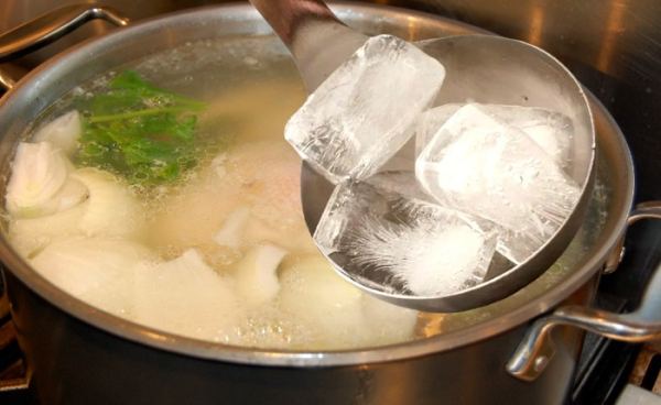 Добавьте в бульон кубики льда. / Фото: mirhitrostey.com