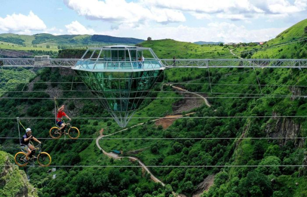 Скляний міст над Каньйон Цалка, Грзуїя. Фото: resize.tripster.ru. Стеклянный мост над каньоном Цалка, Грзуия. Фото: resize.tripster.ru.
