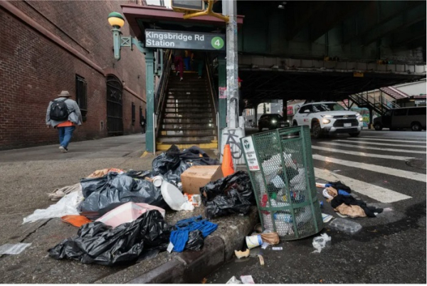 А мусор никто не убирает. / Фото: nypost.com