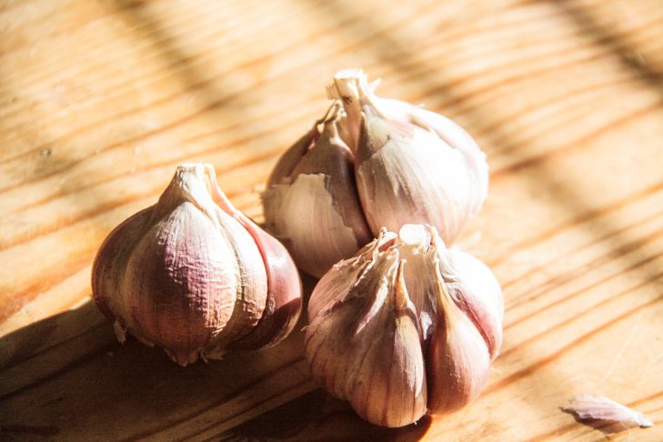 Скільки зубчиків часнику можна їсти за день: названо безпечну норму