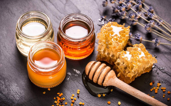 В первую очередь, обращайте внимание на аромат, консистенцию, вкус и внешний вид.  Фото: static.tildacdn.com.