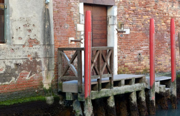 Що дозволяє Венеції вже стільки століть не гнити і не тонути