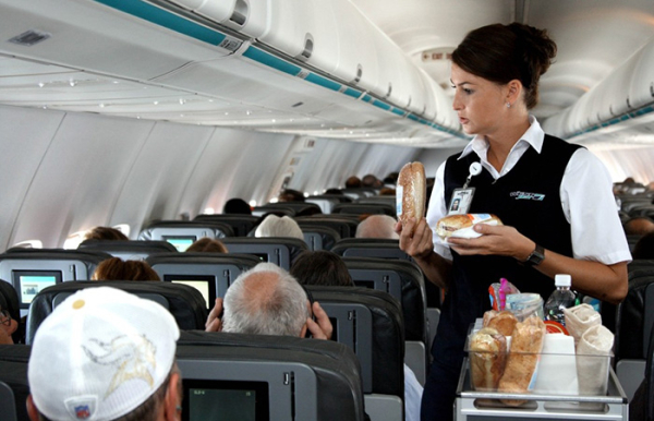 Бортпроводники не пилотируют самолёты./ Фото: livejournal.com