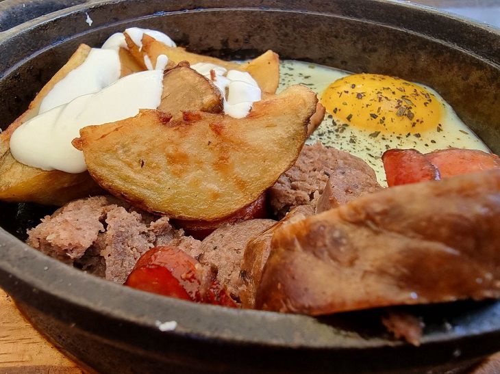 Чому не можна запивати м'ясо молоком: наслідки для травлення