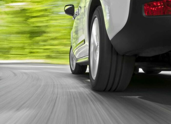 Торможение двигателем снижает нагрузку на колодки. Фото: avtovzglyad.ru