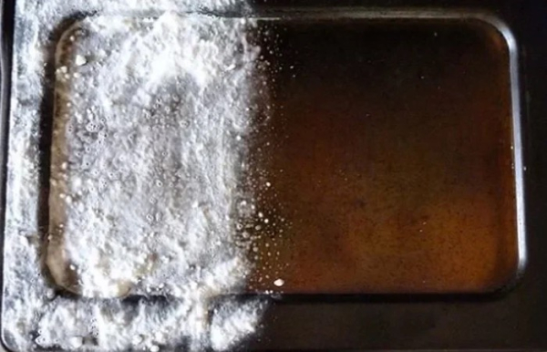 Сода легко устранит нагар.