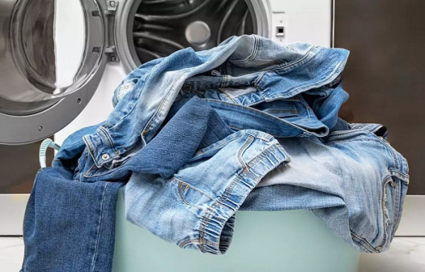 По можливості уникайте прання джинсових виробів або прайте у холодній воді. Фото: inkl.com. По возможности избегайте стирки джинсовых изделий или стирайте в холодной воде. Фото: inkl.com.