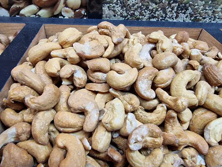 Скільки горіхів можна з'їсти за раз: міра для долоні застаріла