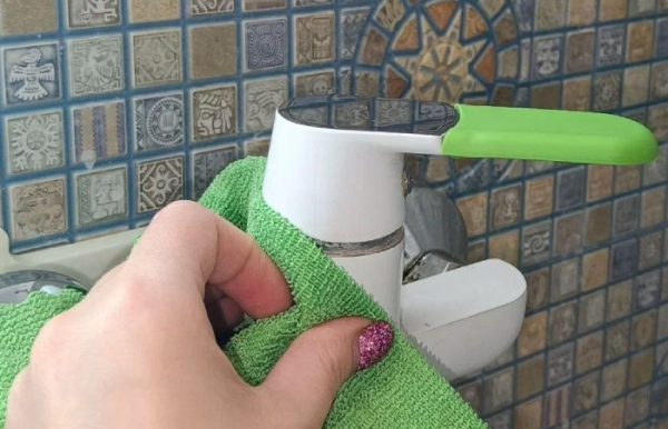 Гель для гоління легко позбавить вапняного нальоту. Гель для бритья легко избавит от известкового налета.