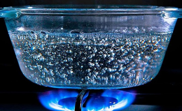 Изначально калории ассоциировались с нагреванием воды. /Фото: ppt-online.org