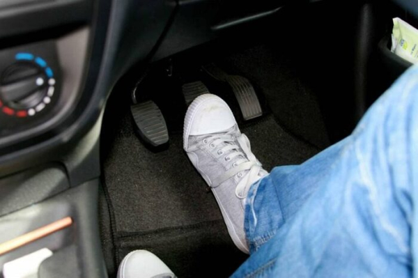 Постоянное держание ноги на педали тормоза приводит к постепенному износу фрикционного слоя колодок. Фото: tonymotors.by