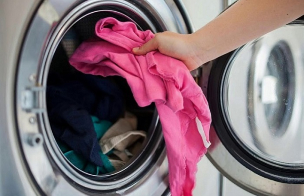 Праючи спортивні речі у гарячій воді, ви ризикуєте зіпсувати їхню якість. Фото: mirror.co.uk. Стирая спортивные вещи в горячей воде, вы рискуете испортить их качество. Фото: mirror.co.uk.