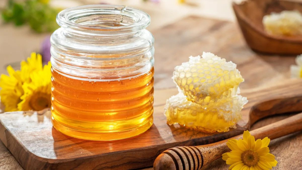 По возможности, не стесняйтесь проверить мёд на качество.  Фото: s.yimg.com.