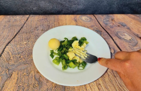 Просто перетрите желтки с зеленью.