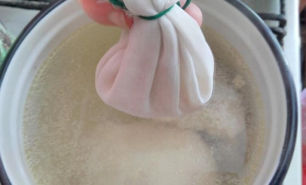 Опустите в бульон мешочек с рисом. / Фото: centr-kuchni.ru