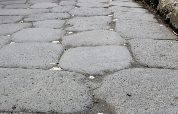 Головна 24 Навіщо древні римляни вкладали в дороги дрібні білі камінці.