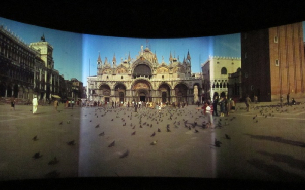 Трансляция фильма на экране формата Cinerama. /Фото: filmpro.com.pl