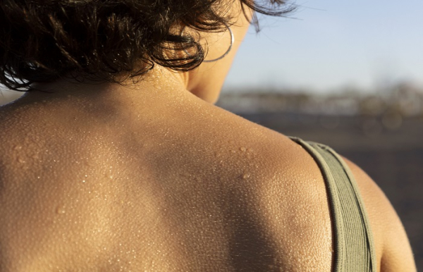 Капли пота стекают по коже. / Фото: ng72.ru