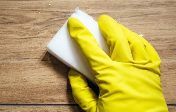 Під час роботи з меламіновою губкою завжди надягайте захисні рукавички. Фото: melusinecosmetics.com. При работе с меламиновой губкой всегда надевайте защитные перчатки. Фото: melusinecosmetics.com.