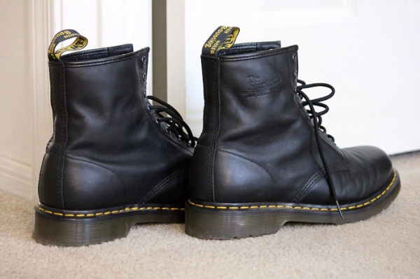 Навіщо потрібна петелька на заднику черевиків та ще кілька цікавих фактів про взуття