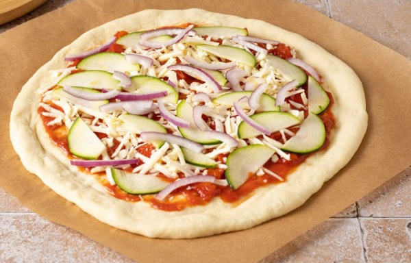 Цибуля та цукіні поєднуються з томатним соусом. / Фото: povar.ru Лук и цукини сочетаются с томатным соусом. / Фото: povar.ru