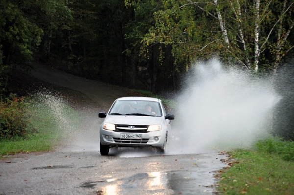 Резкое охлаждение водой может сильно навредить тормозным дискам. Фото: avtoexperts.ru