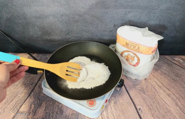 Побутові хитрощі для приготування ідеального супу: як у цьому допоможуть борошно та оцет