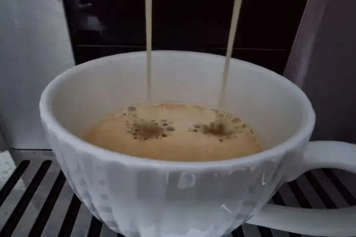 Скільки кави на день виводить кальцій: критична доза для жінок