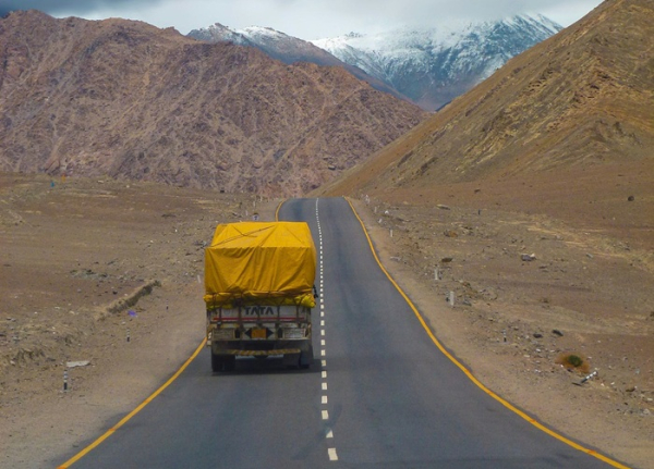 Место, где машины двигаются вроде бы вверх, хотя на самом деле вниз. /Фото: medium.com