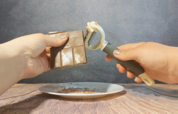 Овощечистка выручит на кухне.