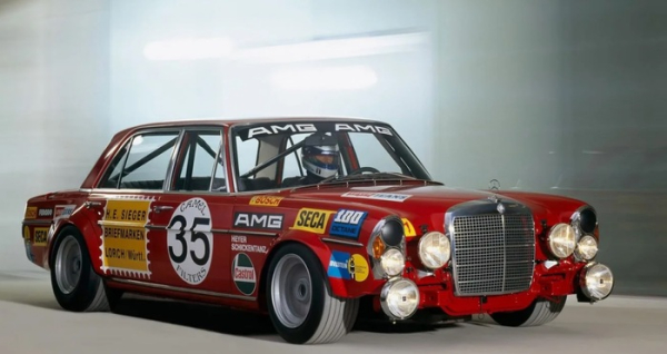 Mercedes-Benz 300 SEL 6.8 AMG снабжен мотором с 8 цилиндрами. Фото: gearpatrol.com