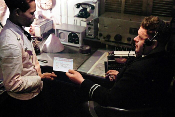 Надсилання повідомлення. / Фото: commons.wikimedia.org. Передача сообщения. / Фото: commons.wikimedia.org.