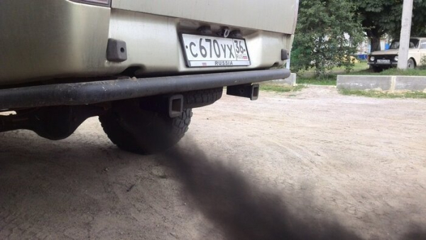 Черный выхлоп может быть признаком переобогащённой смеси. Фото: carsweek.ru
