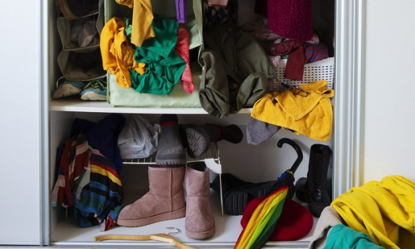 Одежда выпадает из шкафа. / Фото: dom.mail.ru