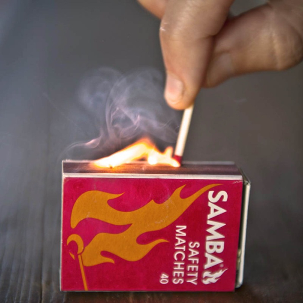 Тертя для запалювання сірників почали застосовувати після випадкового руху брудною дерев'яною паличкою. /Фото: sciencelens.co.nz Трение для зажигания спичек начали применять после случайного движения грязной деревянной палочкой. /Фото: sciencelens.co.nz