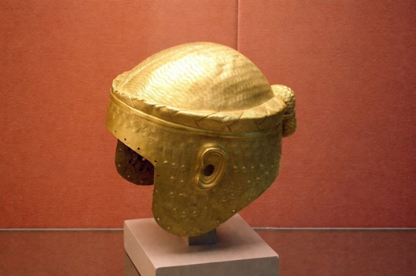 Шлем, повторяющий причёску и уши владельца. /Фото: labrujulaverde.com