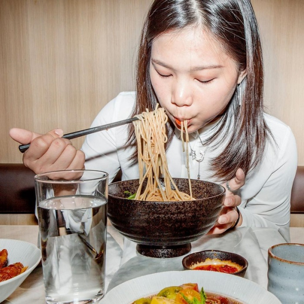 В Китае тоже чавкают во время еды. / Фото: facts.museum