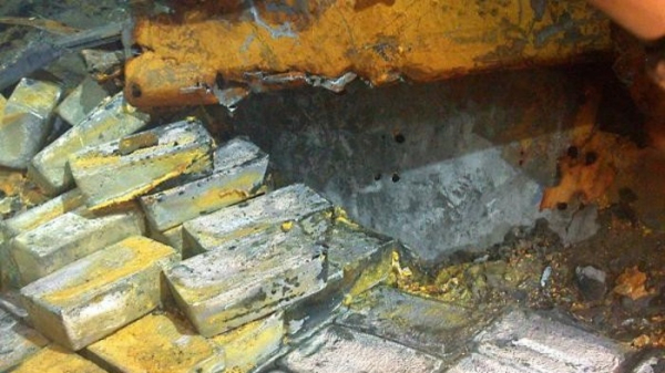 Часть серебра с судна перед поднятием на поверхность. /Фото: ibtimes.co.uk