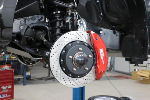 Скрип тормозов часто приосходит из-з изношенных колодок. Фото: kuzov-media.ru